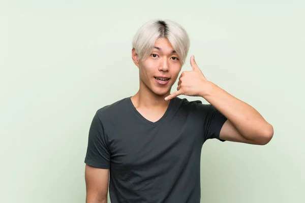 Joven Asiático Hombre Sobre Aislado Verde Fondo Haciendo Gesto Teléfono — Foto de Stock