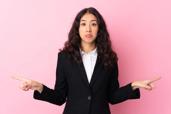 Mujer Negocios Raza Mixta Sobre Fondo Rosa Aislado Apuntando Los — Foto de Stock