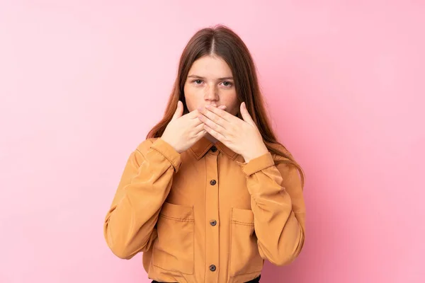 Ucraniano Adolescente Chica Sobre Aislado Rosa Fondo Cubriendo Boca Con — Foto de Stock