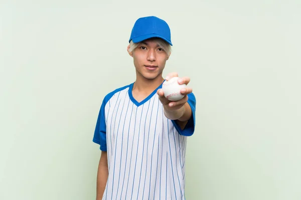 Mladý Asijský Muž Hraje Baseball Přes Izolované Zelené Pozadí — Stock fotografie