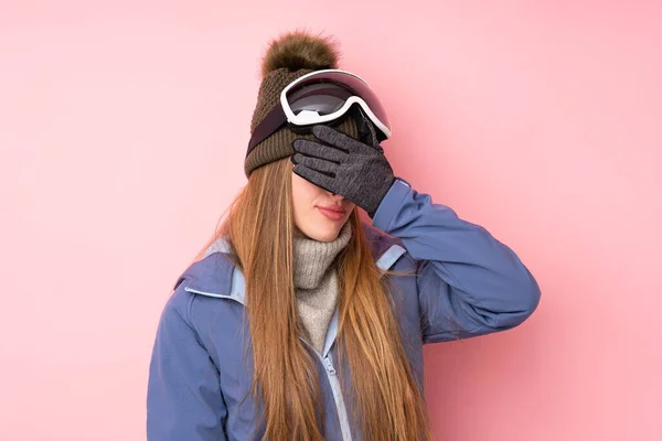 Esquiador Adolescente Con Gafas Snowboard Sobre Fondo Rosa Aislado Cubriendo —  Fotos de Stock