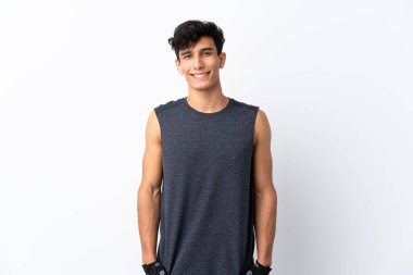 Genç Arjantinli sporcu soyutlanmış beyaz arka planda mutlu ve gülümsüyor.