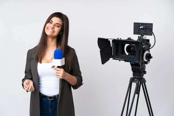 Mulher Repórter Segurando Microfone Reportando Notícias Sobre Fundo Branco Isolado — Fotografia de Stock
