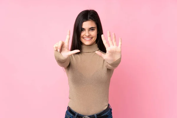 Mladá Žena Přes Izolované Růžové Pozadí Počítání Sedm Prsty — Stock fotografie