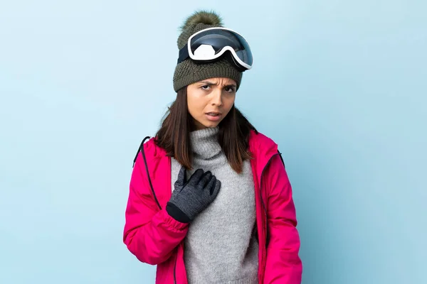 Chica Esquiadora Carrera Mixta Con Gafas Snowboard Sobre Fondo Azul —  Fotos de Stock