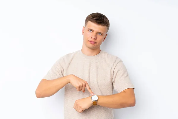 Νεαρός Όμορφος Άντρας Πάνω Από Απομονωμένο Λευκό Φόντο Δείχνει Ρολόι — Φωτογραφία Αρχείου