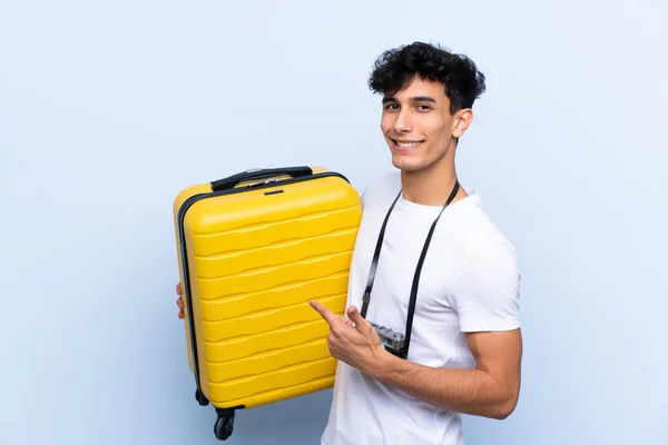 Jovem Viajante Argentino Homem Sobre Fundo Azul Isolado Apontando — Fotografia de Stock