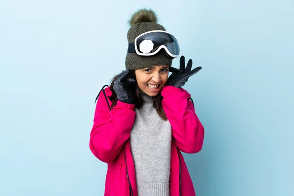Μικτή Κοπέλα Σκιέρ Φυλή Γυαλιά Snowboarding Πάνω Από Απομονωμένο Μπλε — Φωτογραφία Αρχείου