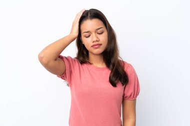 İzole edilmiş beyaz bir geçmişi olan genç Kolombiyalı bir kız. Hayal kırıklığı ifadesi var ama anlamıyor.