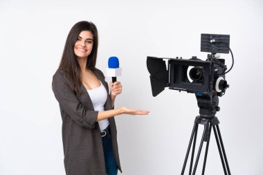 Elinde mikrofon tutan gazeteci kadın ve avucunun içinde görsel alan bulunan izole edilmiş beyaz arka planda haber sunuyor.