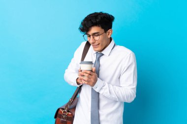 Genç Arjantinli iş adamı mavi arka planda.