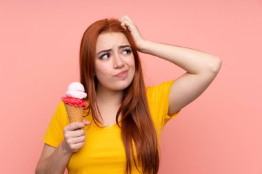 Kornet dondurması ile izole edilmiş arka planda kuşkuları olan ve kafası karışmış genç bir kız.
