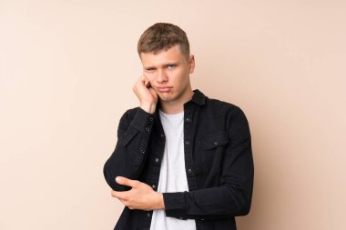 Genç yakışıklı adam mutsuz ve hayal kırıklığına uğramış.