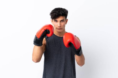 Genç Arjantinli sporcu boks eldivenleriyle izole edilmiş beyaz arka plan