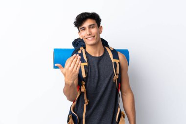 Genç Arjantinli yürüyüşçü soyutlanmış beyaz arka plan daveti