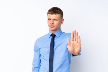 Genç yakışıklı işadamı elleriyle jesti durduruyor.