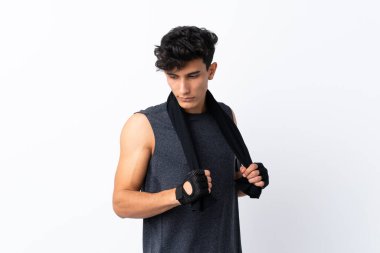 Genç Arjantinli sporcu, izole edilmiş beyaz arka plan ve spor havlusu.