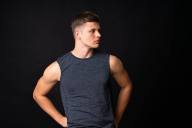 İzole edilmiş siyah arka planda genç bir adamın portresi