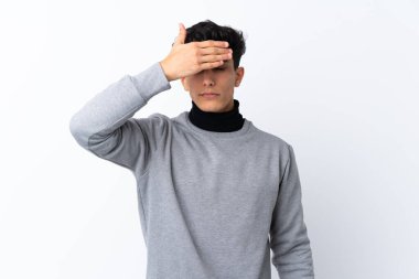 İzole edilmiş beyaz arka planda genç Arjantinli adam gözlerini elleriyle kapatıyor. Bir şey görmek istemiyorum.