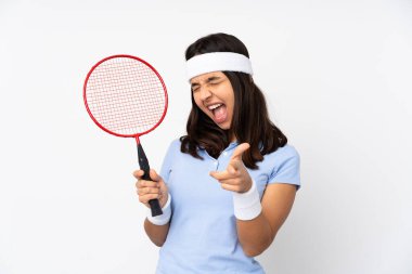 Genç badmintoncu kadın izole edilmiş beyaz arka planda ön tarafı gösteriyor ve gülümsüyor