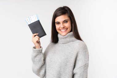 Pasaportu ve biniş kartı olan genç bir kadın.