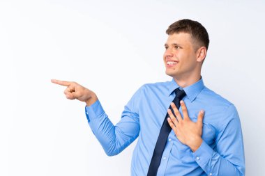 Genç yakışıklı iş adamı parmağını yana uzattı.