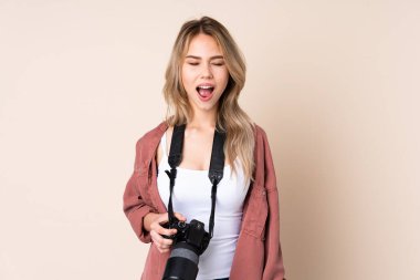 Arka planda genç fotoğrafçı kız ağzı açık bağırıyor.