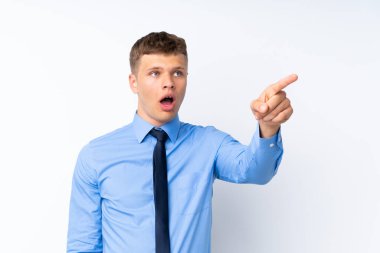 Genç yakışıklı işadamı işaret ediyor