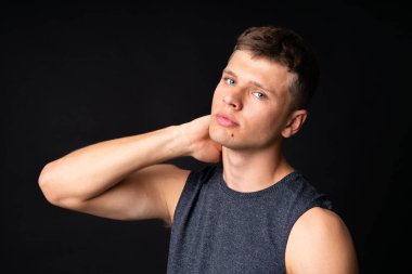 İzole edilmiş siyah arka planda genç bir adamın portresi