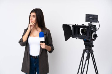 Muhabir kadın mikrofon tutuyor ve izole edilmiş beyaz arka planda sessizce hareket ediyor.