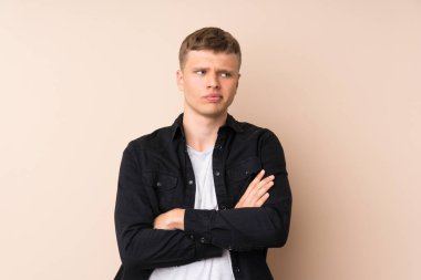 Genç yakışıklı adam bir fikir düşünüyor.