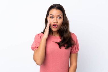 Kolombiyalı genç bir kız beyaz bir geçmişi var, şaşırmış ve şok olmuş bir yüz ifadesi var.