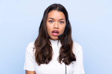 Kolombiyalı genç bir pazarlamacı. Yüzünde sürpriz bir ifade olan mavi bir geçmişi var.