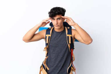 Genç Arjantinli yürüyüşçü, izole edilmiş beyaz arka planda mutsuz ve hayal kırıklığına uğramış. Olumsuz yüz ifadesi