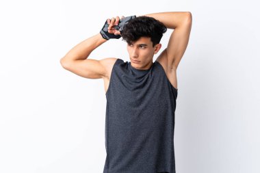 Arjantinli genç sporcu izole edilmiş beyaz arka plan germe kolu