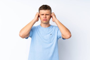 Soyutlanmış beyaz bir geçmişi olan genç yakışıklı adam hayal kırıklığına uğramış ve kulaklarını kapatmış.