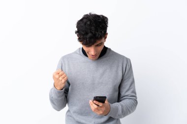 Arjantinli genç bir adam izole edilmiş beyaz arka plan şaşırdı ve bir mesaj gönderiyor.