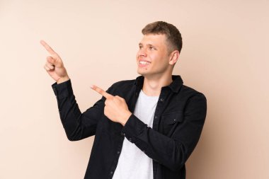 İşaret parmağıyla işaret eden genç yakışıklı adam harika bir fikir.