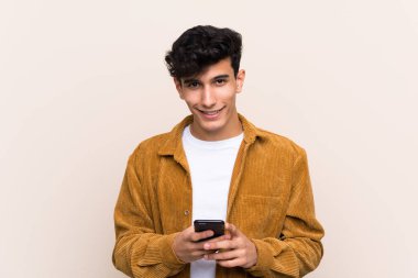 Arjantinli genç bir adam izole edilmiş olarak cep telefonuyla mesaj gönderiyor.