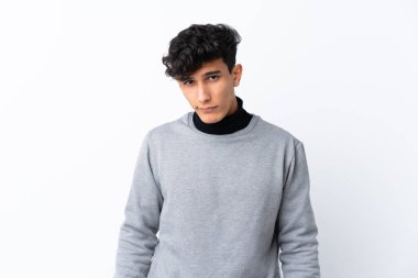 Arjantinli genç bir adam soyutlanmış, üzgün ve depresif bir ifadeyle beyaz arka plan