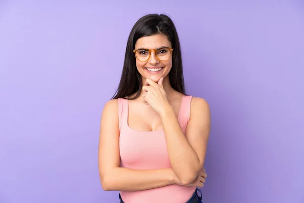 Mujer Joven Sobre Fondo Púrpura Aislado Con Gafas Sonriendo —  Fotos de Stock