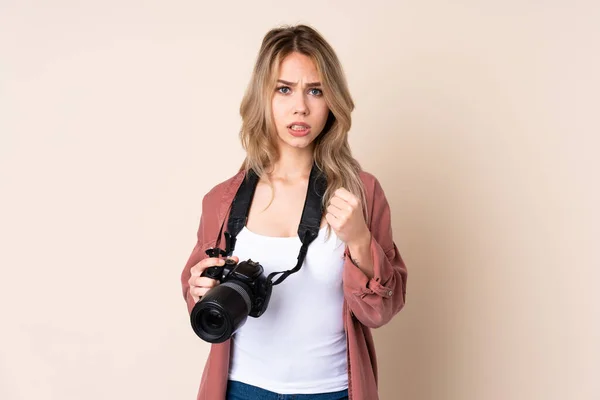 年轻的摄影师女孩在孤独的背景下对糟糕的处境感到沮丧 — 图库照片