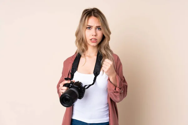 Junge Fotografin Über Isolierten Hintergrund Frustriert Über Eine Schlimme Situation — Stockfoto