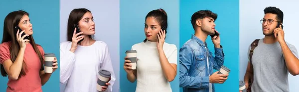 Zestaw Osób Niebieskim Tle Trzymających Kawę Zabrania Telefon — Zdjęcie stockowe