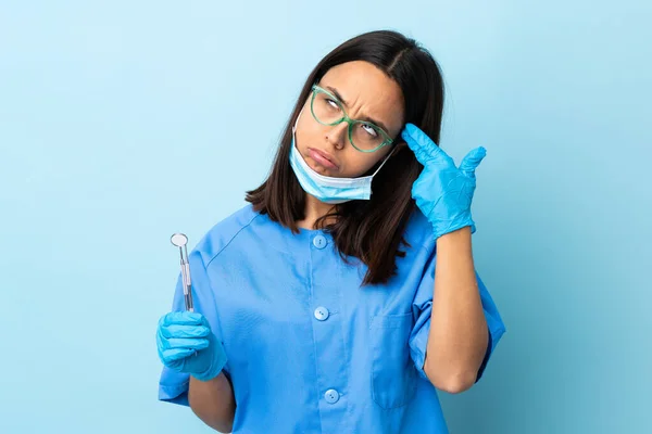 Młoda Brunetka Mieszane Rasy Dentysta Kobieta Trzyma Narzędzia Odosobnionym Tle — Zdjęcie stockowe