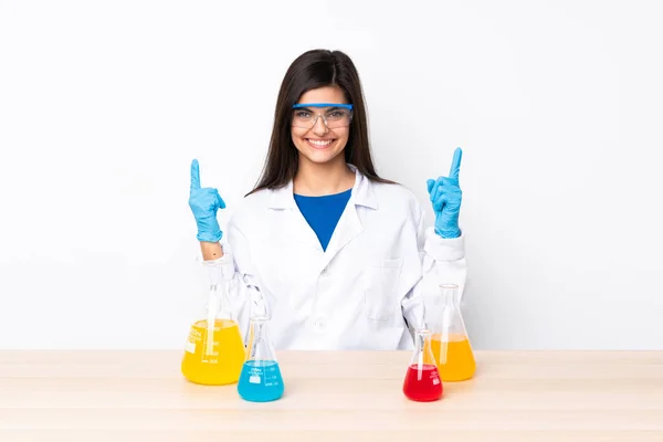 Mujer Científica Joven Una Mesa Señalando Una Gran Idea — Foto de Stock