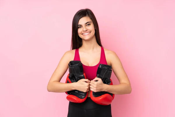 Mladý Sport Žena Přes Izolované Růžové Pozadí Boxerskými Rukavicemi — Stock fotografie