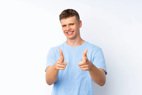 Joven Hombre Guapo Sobre Fondo Blanco Aislado Apuntando Hacia Frente —  Fotos de Stock