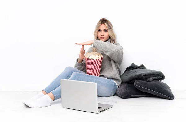 Teenager Blonde Mädchen Popcorn Essen Während Sie Einen Film Auf — Stockfoto