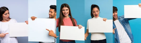 Conjunto Pessoas Sobre Fundo Azul Segurando Cartaz Branco Vazio Para — Fotografia de Stock